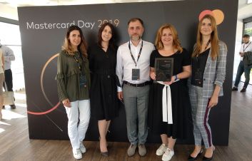 FinComBank S.A. a fost onorată de către Mastercard cu distincţia «Banca Moneysend 2018» pentru implimentarea şi promovarea transferurilor inovatoare de la card la card (P2P) FinComBank S.A. a fost onorată de către Mastercard cu distincţia «Banca Moneysend 2018» pentru implimentarea şi promovarea transferurilor inovatoare de la card la card (P2P)