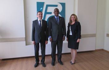ÎNTREVEDEREA EXCELENŢEI SALE AMBASADORUL SUA CU CONDUCEREA FINCOMBANK S.A. ÎNTREVEDEREA EXCELENŢEI SALE AMBASADORUL SUA CU CONDUCEREA FINCOMBANK S.A.